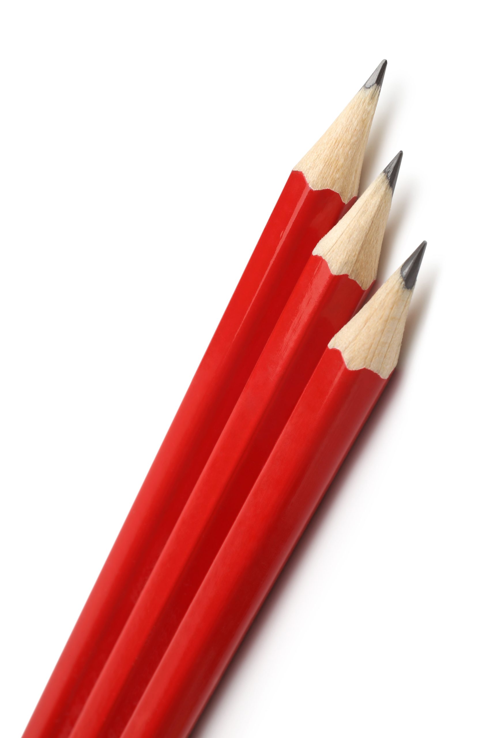 Tre röda blyertspennor mot vit bakgrund